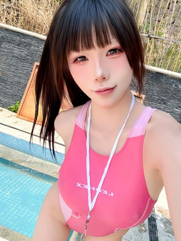    《咬一口兔娘 - 2025泳装限定作 水泳部前辈：户外泳池湿身美臀诱惑》第80张图片