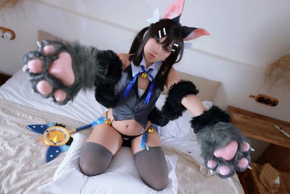    G44不会受伤 - 魔法少女伊莉雅 美游野兽COS私房写真：软萌兽耳毛绒爪子搭配诱人内衣长筒袜，可爱与性感的极致碰撞第3张图片