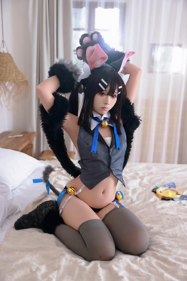    G44不会受伤 - 魔法少女伊莉雅 美游野兽COS私房写真：软萌兽耳毛绒爪子搭配诱人内衣长筒袜，可爱与性感的极致碰撞第11张图片