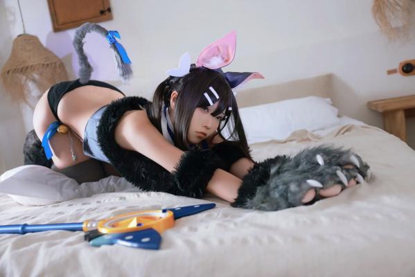   G44不会受伤 - 魔法少女伊莉雅 美游野兽COS私房写真：软萌兽耳毛绒爪子搭配诱人内衣长筒袜，可爱与性感的极致碰撞第16张图片