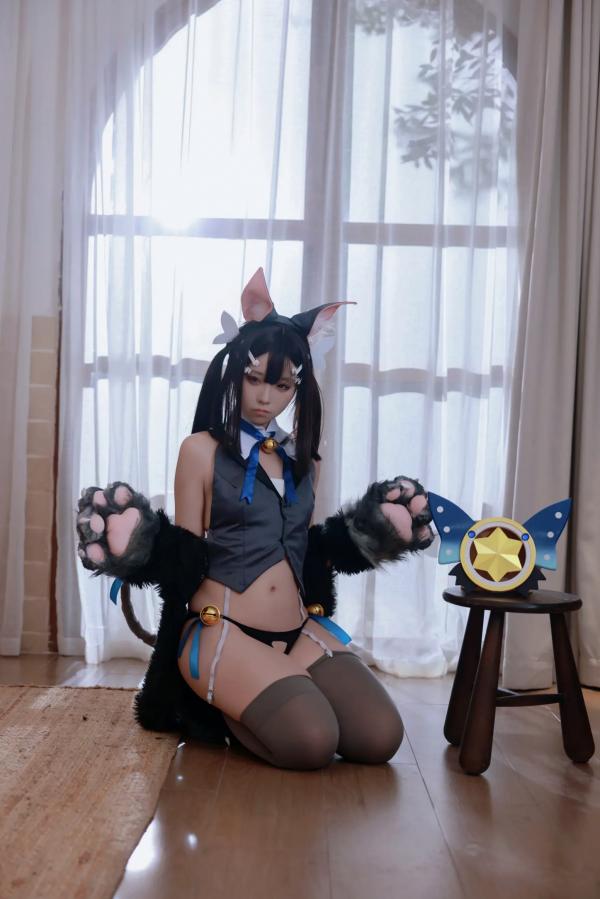    G44不会受伤 - 魔法少女伊莉雅 美游野兽COS私房写真：软萌兽耳毛绒爪子搭配诱人内衣长筒袜，可爱与性感的极致碰撞第18张图片