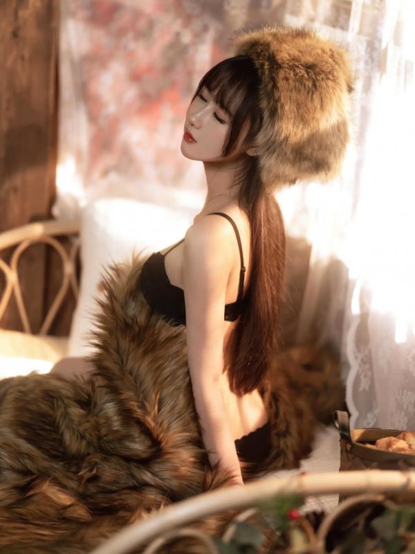    羽生三未 冬之恋歌系列——毛绒皮草与黑色内衣的极致诱惑，温暖冬日室内私房照，优雅与性感并存的绝美瞬间[37P]第9张图片
