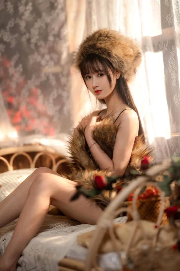    羽生三未 冬之恋歌系列——毛绒皮草与黑色内衣的极致诱惑，温暖冬日室内私房照，优雅与性感并存的绝美瞬间[37P]第13张图片
