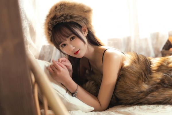    羽生三未 冬之恋歌系列——毛绒皮草与黑色内衣的极致诱惑，温暖冬日室内私房照，优雅与性感并存的绝美瞬间[37P]第17张图片