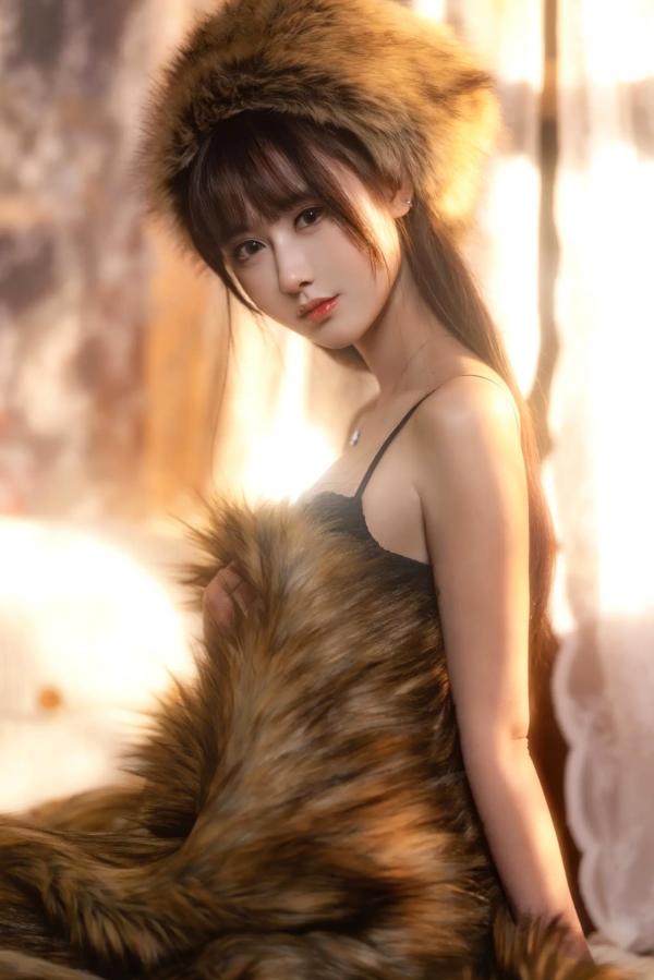   羽生三未 冬之恋歌系列——毛绒皮草与黑色内衣的极致诱惑，温暖冬日室内私房照，优雅与性感并存的绝美瞬间[37P]第24张图片