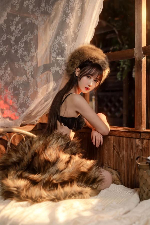    羽生三未 冬之恋歌系列——毛绒皮草与黑色内衣的极致诱惑，温暖冬日室内私房照，优雅与性感并存的绝美瞬间[37P]第26张图片