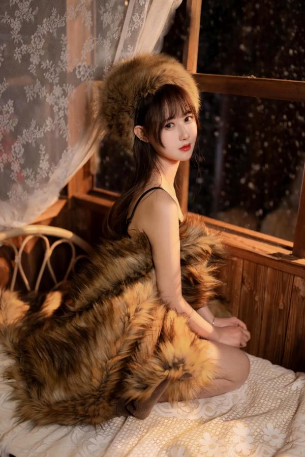    羽生三未 冬之恋歌系列——毛绒皮草与黑色内衣的极致诱惑，温暖冬日室内私房照，优雅与性感并存的绝美瞬间[37P]第27张图片