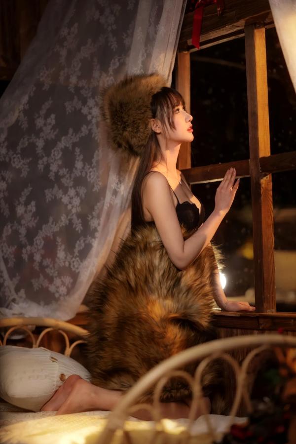    羽生三未 冬之恋歌系列——毛绒皮草与黑色内衣的极致诱惑，温暖冬日室内私房照，优雅与性感并存的绝美瞬间[37P]第31张图片