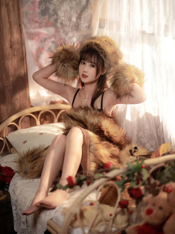    羽生三未 冬之恋歌系列——毛绒皮草与黑色内衣的极致诱惑，温暖冬日室内私房照，优雅与性感并存的绝美瞬间[37P]第32张图片