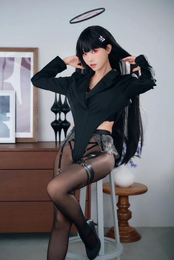    Ely_eee(ElyEE子) - 莉音秘密吊带黑丝Cosplay，冷艳风格西装制服诱惑，魅惑红瞳视觉大片[37P]第4张图片