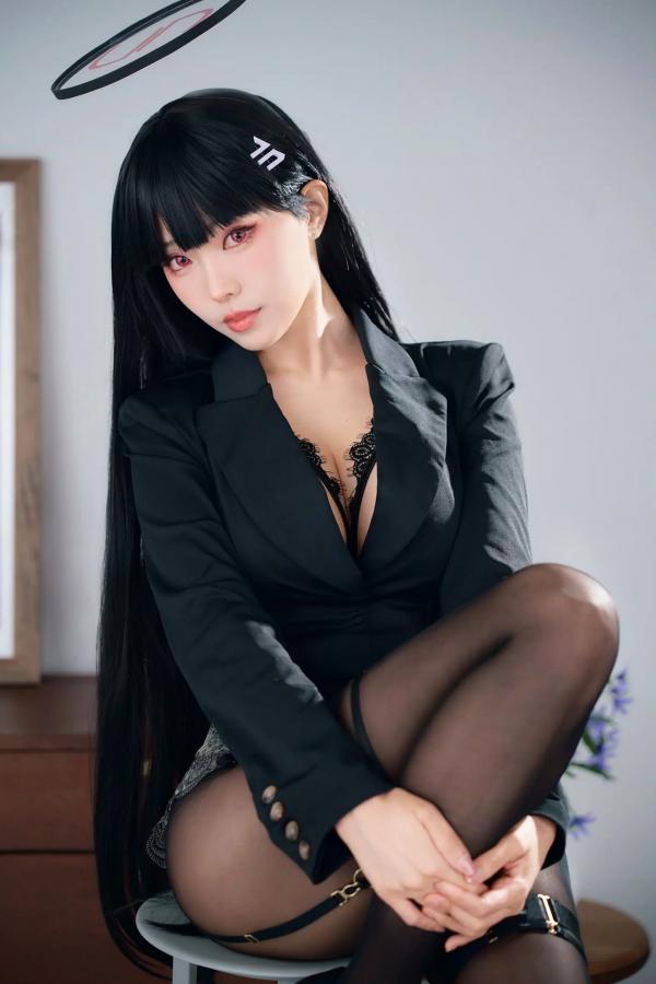    Ely_eee(ElyEE子) - 莉音秘密吊带黑丝Cosplay，冷艳风格西装制服诱惑，魅惑红瞳视觉大片[37P]第5张图片