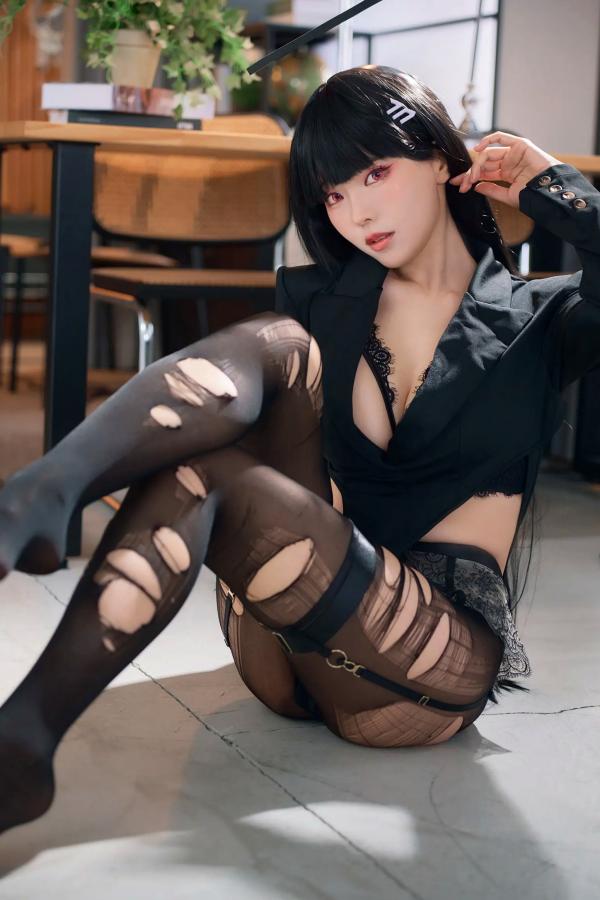    Ely_eee(ElyEE子) - 莉音秘密吊带黑丝Cosplay，冷艳风格西装制服诱惑，魅惑红瞳视觉大片[37P]第25张图片