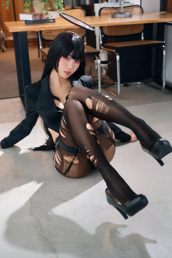    Ely_eee(ElyEE子) - 莉音秘密吊带黑丝Cosplay，冷艳风格西装制服诱惑，魅惑红瞳视觉大片[37P]第26张图片