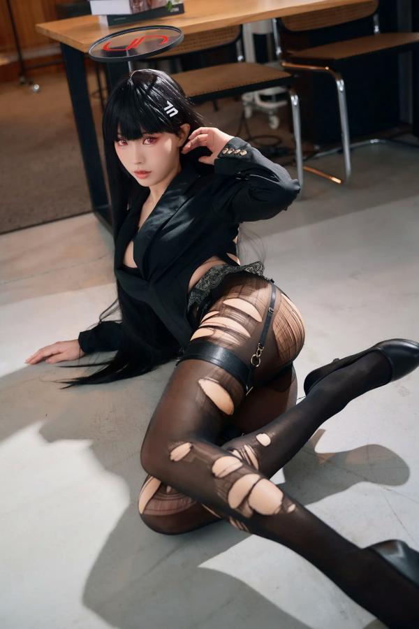    Ely_eee(ElyEE子) - 莉音秘密吊带黑丝Cosplay，冷艳风格西装制服诱惑，魅惑红瞳视觉大片[37P]第27张图片