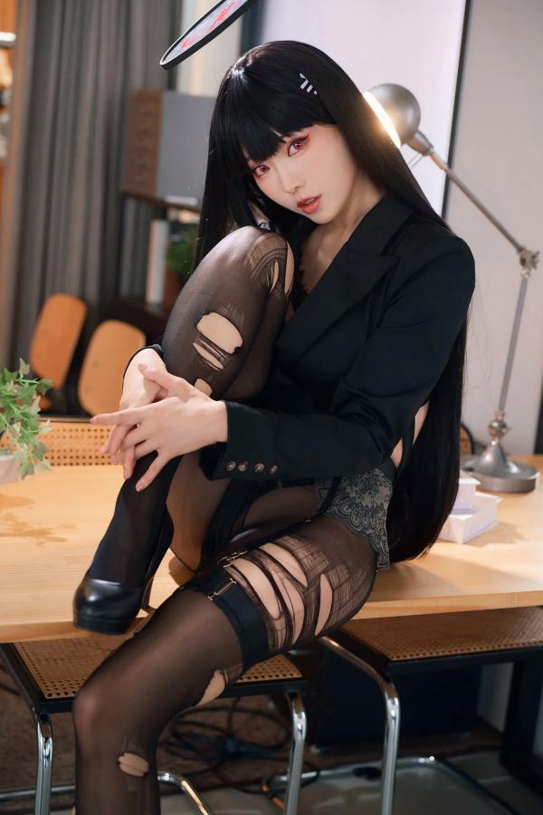    Ely_eee(ElyEE子) - 莉音秘密吊带黑丝Cosplay，冷艳风格西装制服诱惑，魅惑红瞳视觉大片[37P]第31张图片