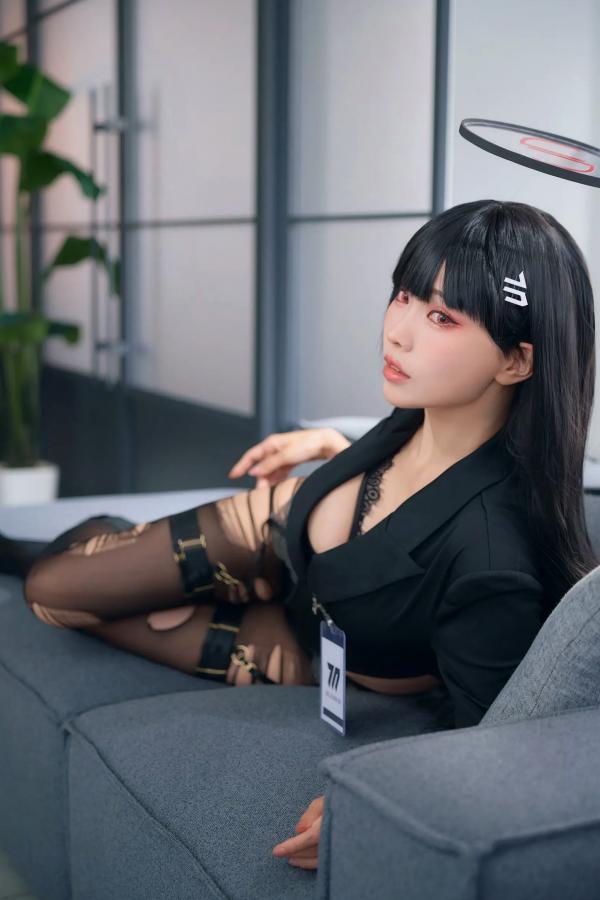    Ely_eee(ElyEE子) - 莉音秘密吊带黑丝Cosplay，冷艳风格西装制服诱惑，魅惑红瞳视觉大片[37P]第37张图片