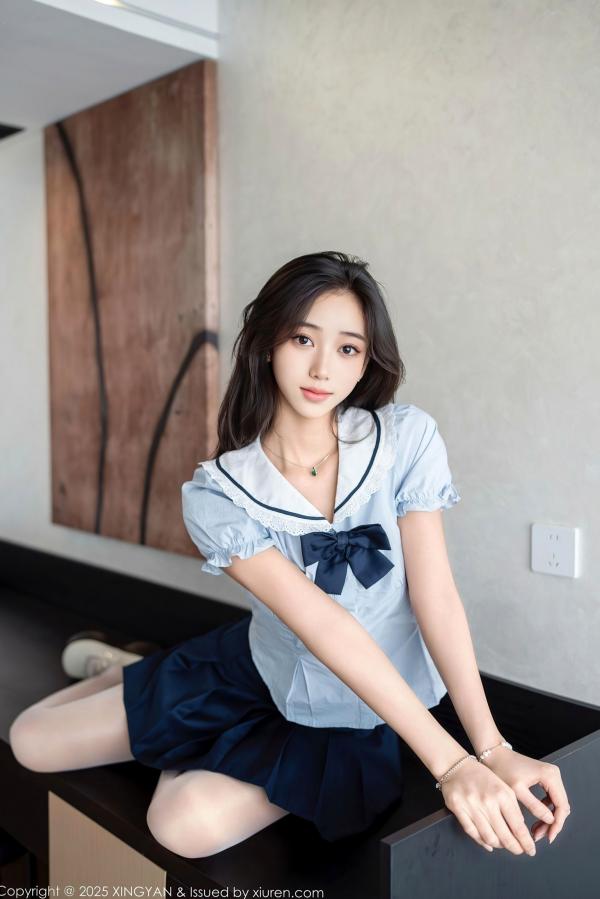 时安安Camellia 时安安  XingYan星颜社-360-时安安-纯欲JK制服写真，白色丝袜裹腿，室内私房视觉盛宴，极品身材极致诱惑-2025.06.26第2张图片