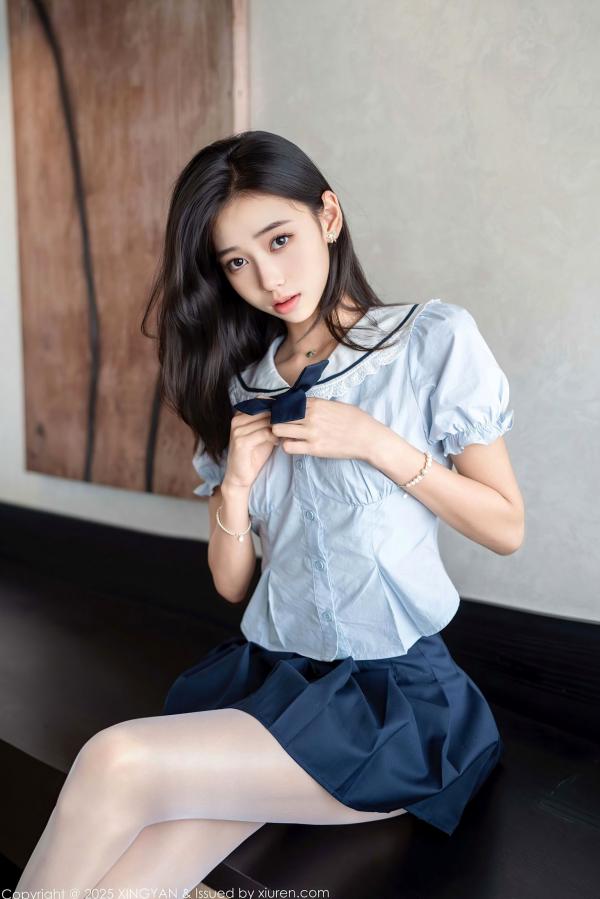 时安安Camellia 时安安  XingYan星颜社-360-时安安-纯欲JK制服写真，白色丝袜裹腿，室内私房视觉盛宴，极品身材极致诱惑-2025.06.26第5张图片