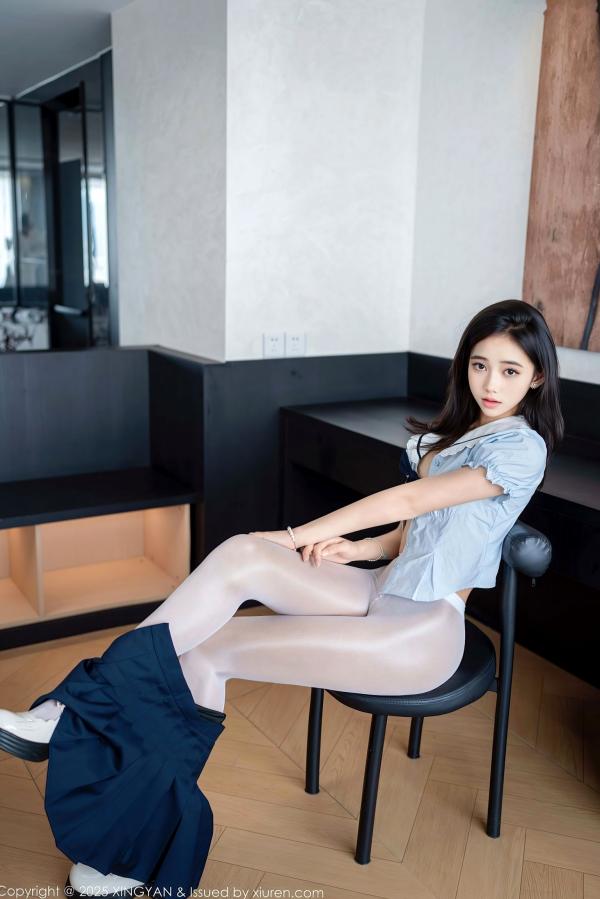 时安安Camellia 时安安  XingYan星颜社-360-时安安-纯欲JK制服写真，白色丝袜裹腿，室内私房视觉盛宴，极品身材极致诱惑-2025.06.26第19张图片