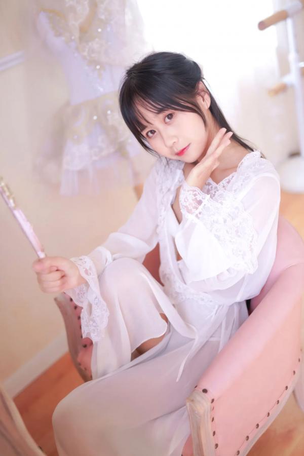    阳光美少女萌芽儿o0 - 白茶清欢，纯白蕾丝睡裙慵懒居家私房，温柔少女治愈系写真，清新唯美 [22P]第1张图片