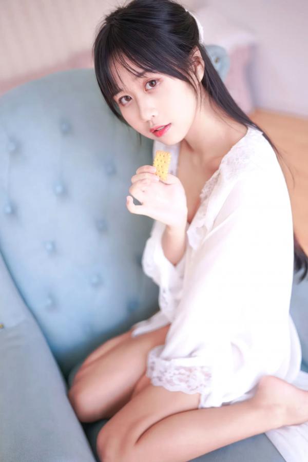    阳光美少女萌芽儿o0 - 白茶清欢，纯白蕾丝睡裙慵懒居家私房，温柔少女治愈系写真，清新唯美 [22P]第17张图片