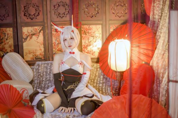    [二佐Nisa] 碧蓝航线绫波新春旗袍Cosplay，精致绝美演绎，国风红白配色氛围感写真，还原度极高，视觉盛宴 [27P]第16张图片