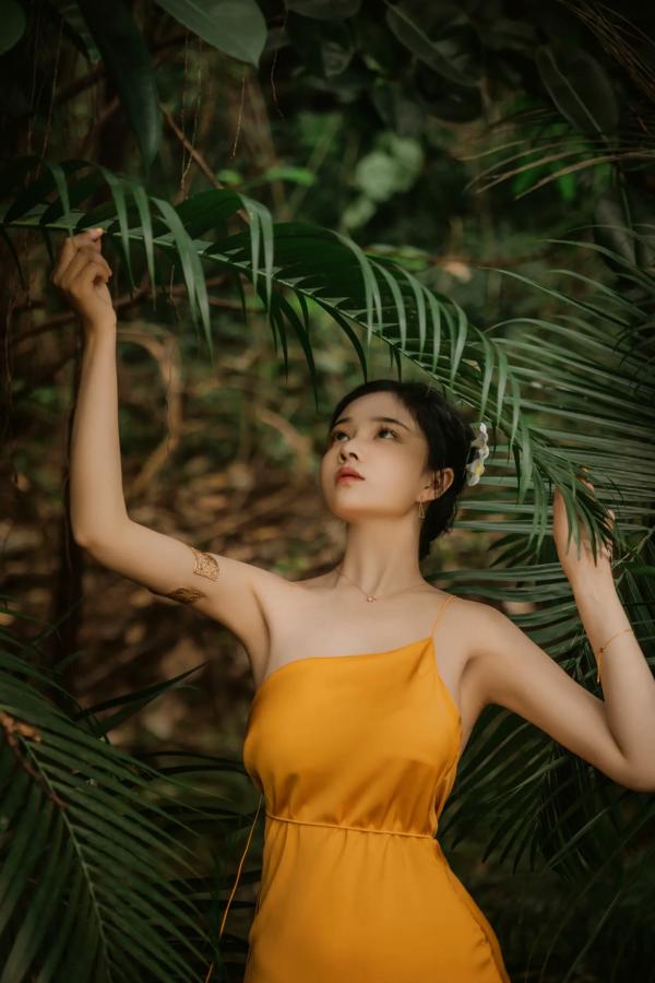    Nnian - 蒹葭, 黄裙少女户外私房照, 森系气质女神, 自然园林唯美写真 [36P]第6张图片
