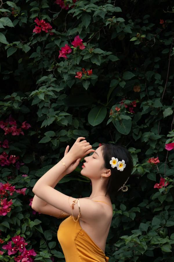    Nnian - 蒹葭, 黄裙少女户外私房照, 森系气质女神, 自然园林唯美写真 [36P]第7张图片
