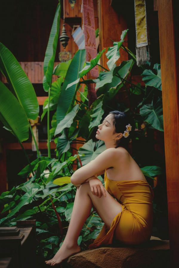   Nnian - 蒹葭, 黄裙少女户外私房照, 森系气质女神, 自然园林唯美写真 [36P]第19张图片