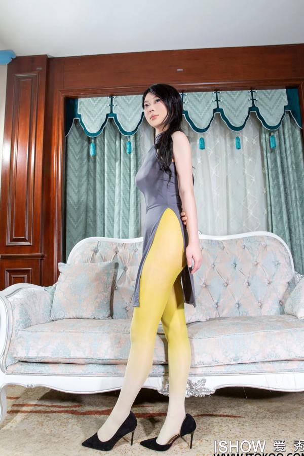    [ISHOW爱秀] 喵鹿鹿室内诱惑写真，修身连体衣搭配彩色丝袜，尽显性感身材与迷人气质第16张图片