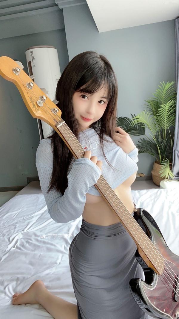 桜井宁宁 樱井宁宁  桜井宁宁-032-吉他妹妹：清纯私房吉他少女，蓝色紧身露脐装居家温柔写真第4张图片
