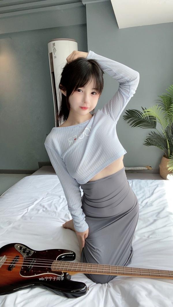 桜井宁宁 樱井宁宁  桜井宁宁-032-吉他妹妹：清纯私房吉他少女，蓝色紧身露脐装居家温柔写真第10张图片