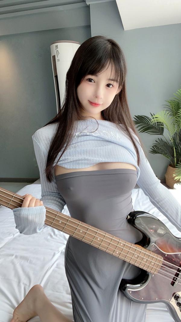 桜井宁宁 樱井宁宁  桜井宁宁-032-吉他妹妹：清纯私房吉他少女，蓝色紧身露脐装居家温柔写真第13张图片
