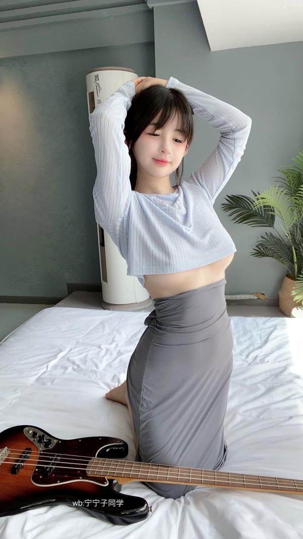 桜井宁宁 樱井宁宁  桜井宁宁-032-吉他妹妹：清纯私房吉他少女，蓝色紧身露脐装居家温柔写真第14张图片