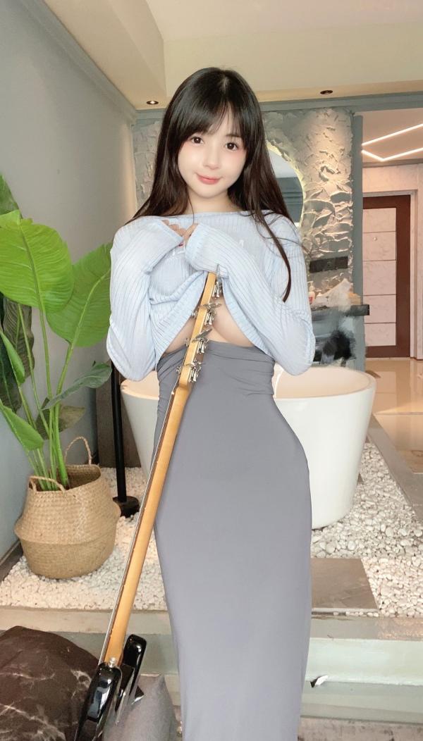 桜井宁宁 樱井宁宁  桜井宁宁-032-吉他妹妹：清纯私房吉他少女，蓝色紧身露脐装居家温柔写真第20张图片