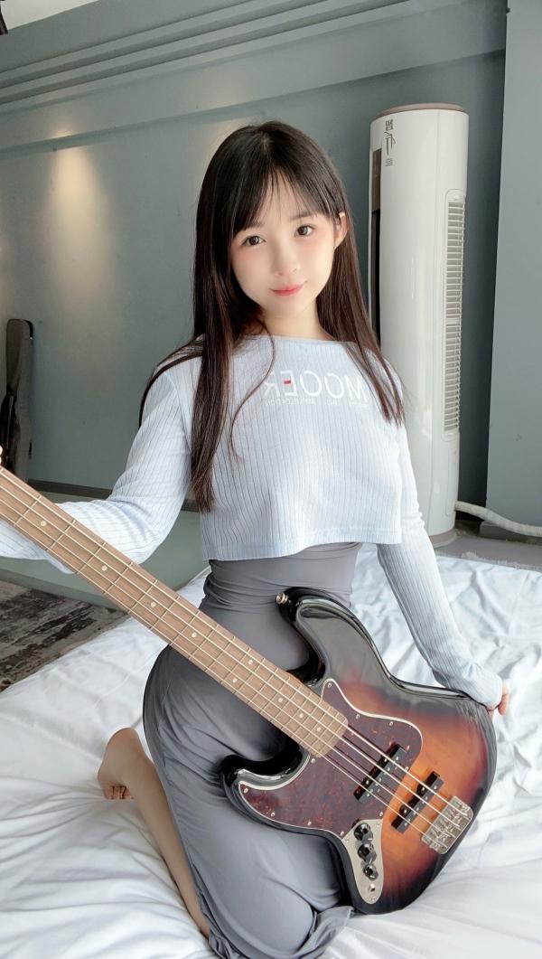 桜井宁宁 樱井宁宁  桜井宁宁-032-吉他妹妹：清纯私房吉他少女，蓝色紧身露脐装居家温柔写真第23张图片
