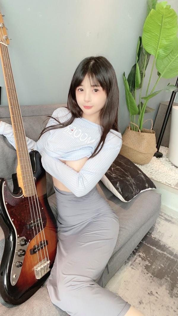 桜井宁宁 樱井宁宁  桜井宁宁-032-吉他妹妹：清纯私房吉他少女，蓝色紧身露脐装居家温柔写真第26张图片