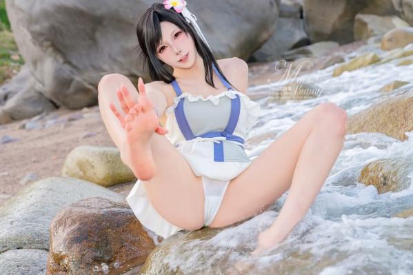    咬一口兔娘 - 2025泳装限定作：蒂法海边假日风情，夏日白皙比基尼与角色扮演写真，极致动人 [80P]第36张图片