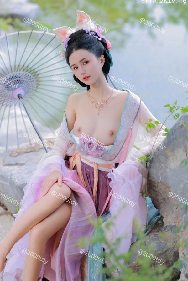    秀人网艾希儿私房写真：大尺度拍摄，展现顶级女神诱惑与骨感之美，私密感满分，居家风格拍摄带来不一样的视觉盛宴第65张图片