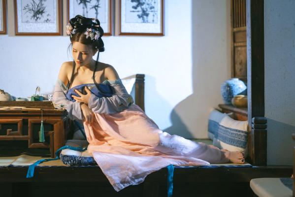    鹿八岁《花想容》：国风古典韵味与现代私房写真，精致盘发下的动人身姿，尽显东方冷艳极致诱惑第2张图片