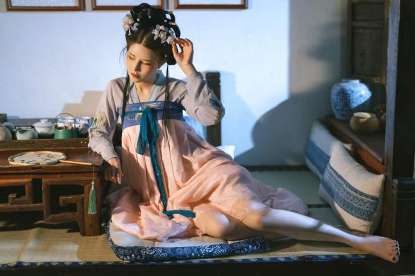    鹿八岁《花想容》：国风古典韵味与现代私房写真，精致盘发下的动人身姿，尽显东方冷艳极致诱惑第12张图片