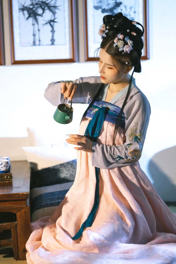    鹿八岁《花想容》：国风古典韵味与现代私房写真，精致盘发下的动人身姿，尽显东方冷艳极致诱惑第23张图片