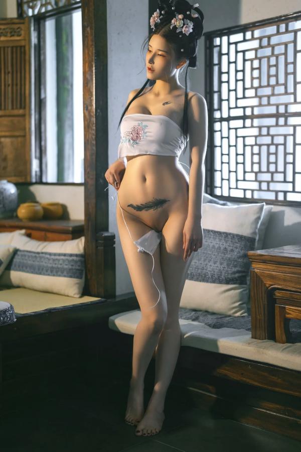    鹿八岁《花想容》：国风古典韵味与现代私房写真，精致盘发下的动人身姿，尽显东方冷艳极致诱惑第26张图片