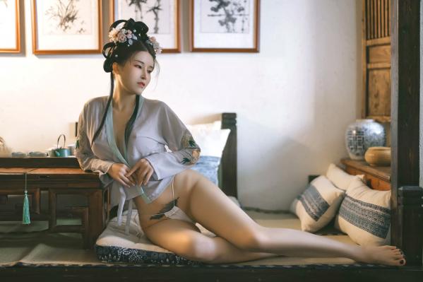    鹿八岁《花想容》：国风古典韵味与现代私房写真，精致盘发下的动人身姿，尽显东方冷艳极致诱惑第33张图片