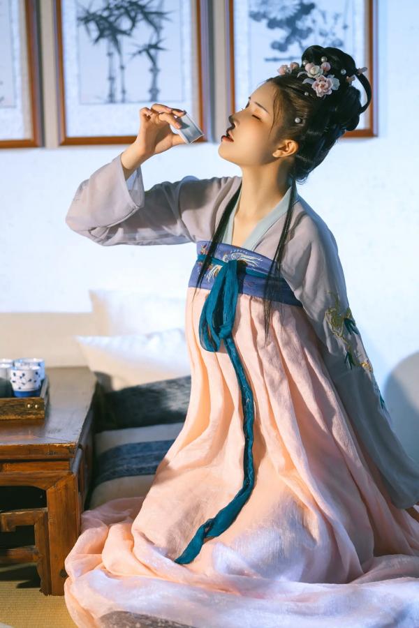    鹿八岁《花想容》：国风古典韵味与现代私房写真，精致盘发下的动人身姿，尽显东方冷艳极致诱惑第34张图片