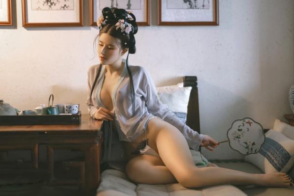    鹿八岁《花想容》：国风古典韵味与现代私房写真，精致盘发下的动人身姿，尽显东方冷艳极致诱惑第36张图片