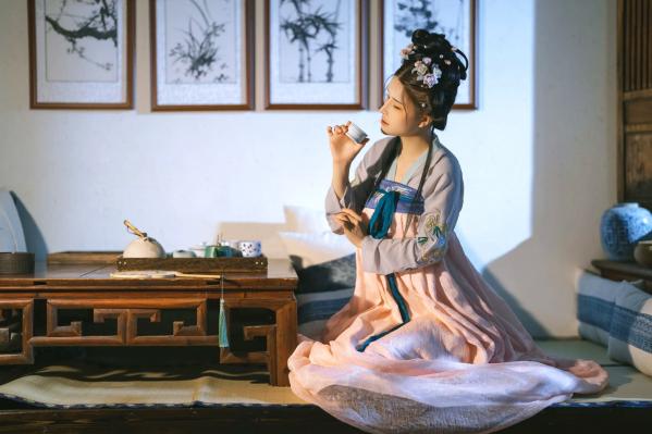    鹿八岁《花想容》：国风古典韵味与现代私房写真，精致盘发下的动人身姿，尽显东方冷艳极致诱惑第45张图片