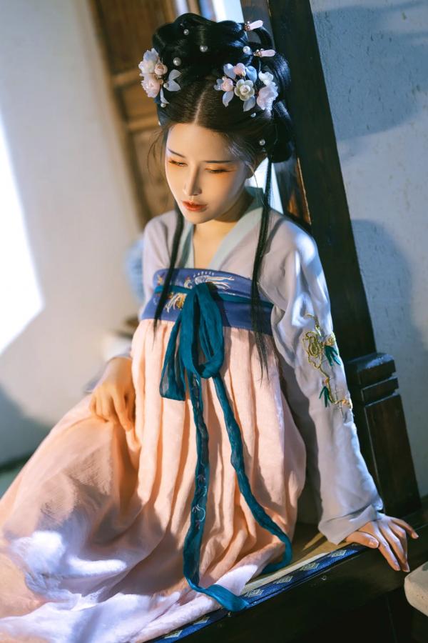   鹿八岁《花想容》：国风古典韵味与现代私房写真，精致盘发下的动人身姿，尽显东方冷艳极致诱惑第56张图片