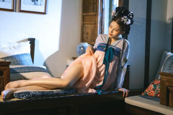    鹿八岁《花想容》：国风古典韵味与现代私房写真，精致盘发下的动人身姿，尽显东方冷艳极致诱惑第58张图片