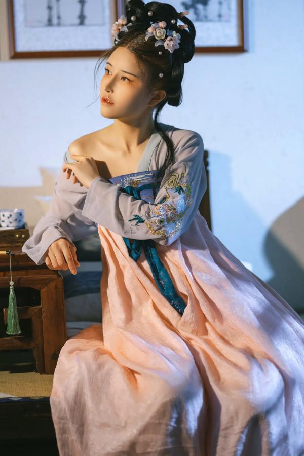    鹿八岁《花想容》：国风古典韵味与现代私房写真，精致盘发下的动人身姿，尽显东方冷艳极致诱惑第59张图片